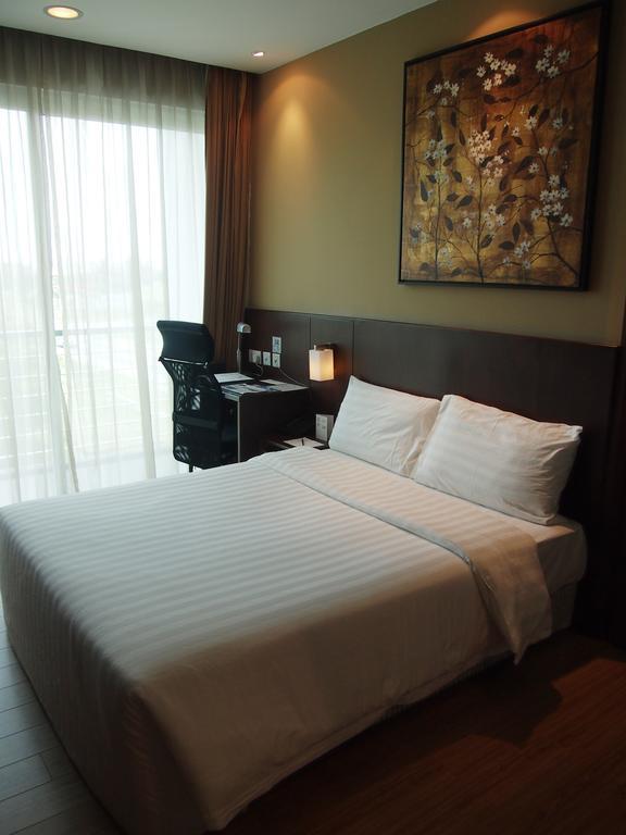 Roomz Hotel Seria Exterior foto