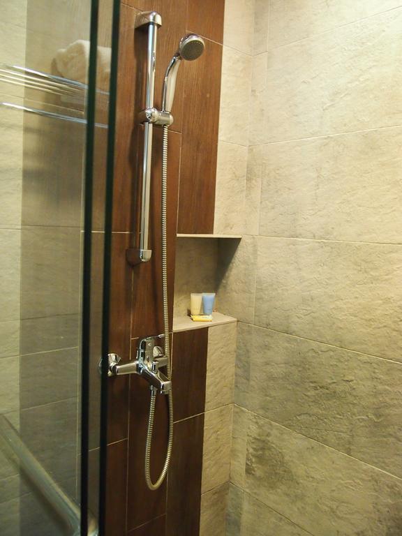 Roomz Hotel Seria Exterior foto