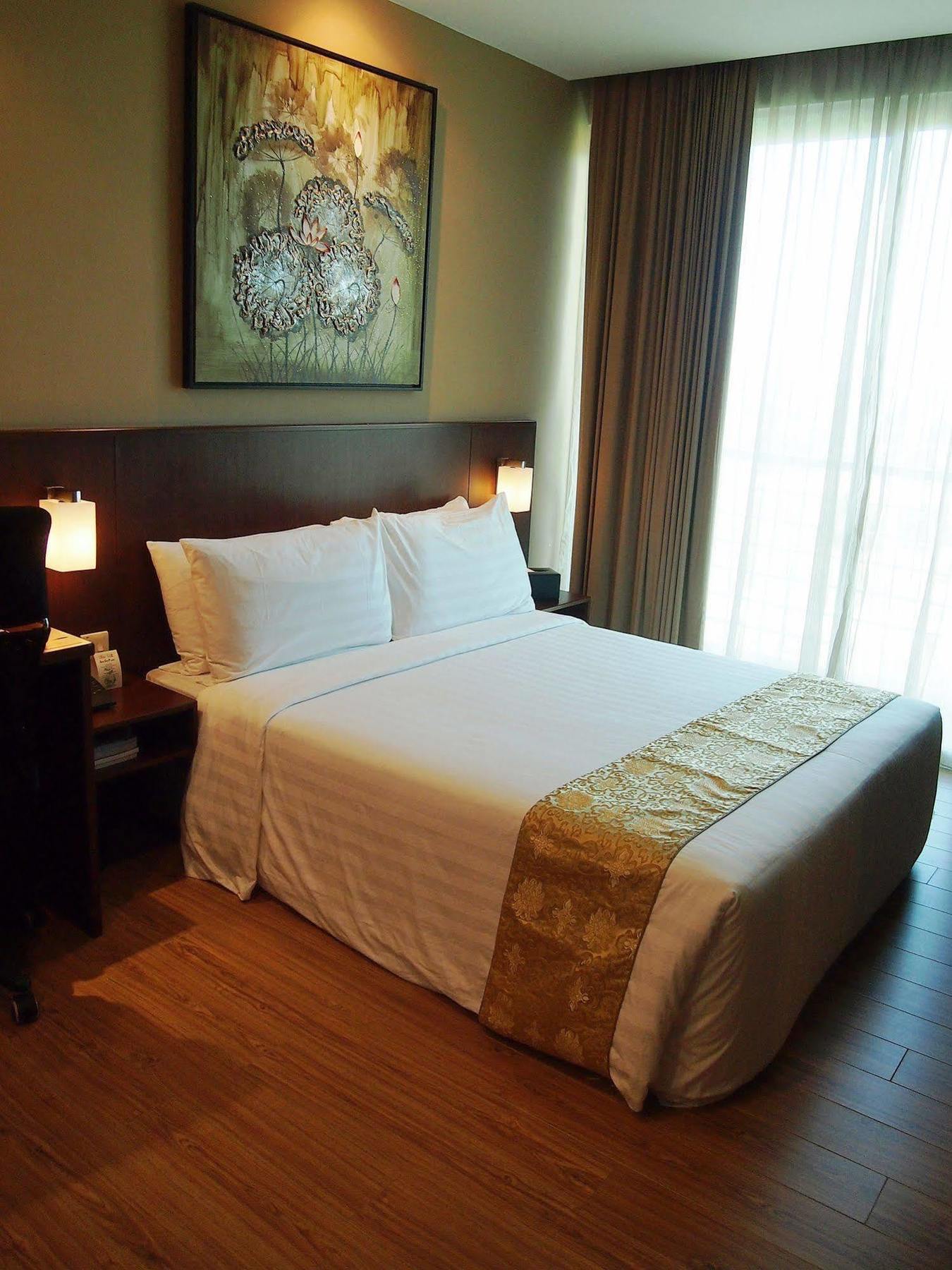 Roomz Hotel Seria Exterior foto